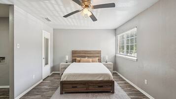 Een bureau, een strijkplank/strijkijzer, reisbedje, gratis wifi