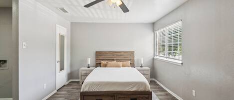 Schreibtisch, Bügeleisen/Bügelbrett, Reisekinderbett, kostenloses WLAN