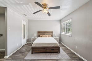 Escritorio, tabla de planchar con plancha, cuna de viaje y wifi gratis 