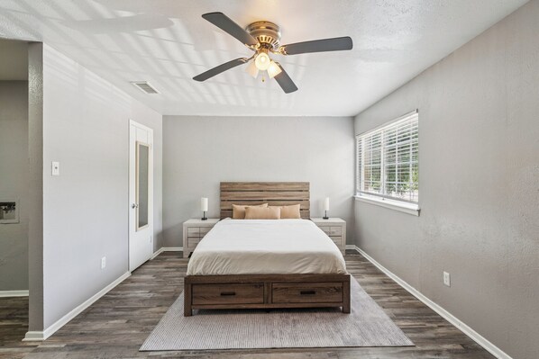 Escritorio, tabla de planchar con plancha, cuna de viaje y wifi gratis 