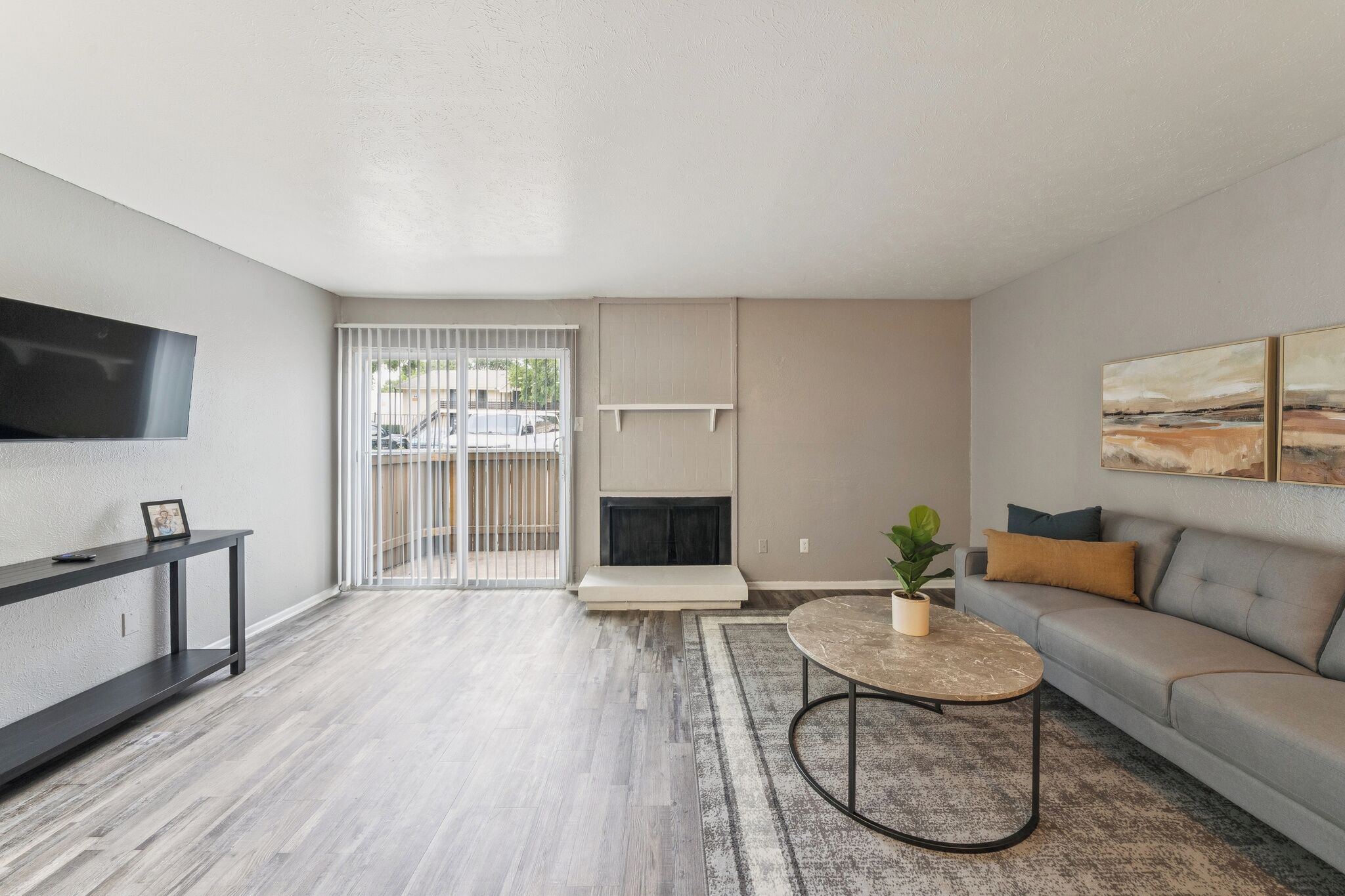 Een televisie en een kantoor