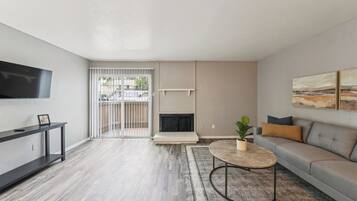 Een televisie en een kantoor