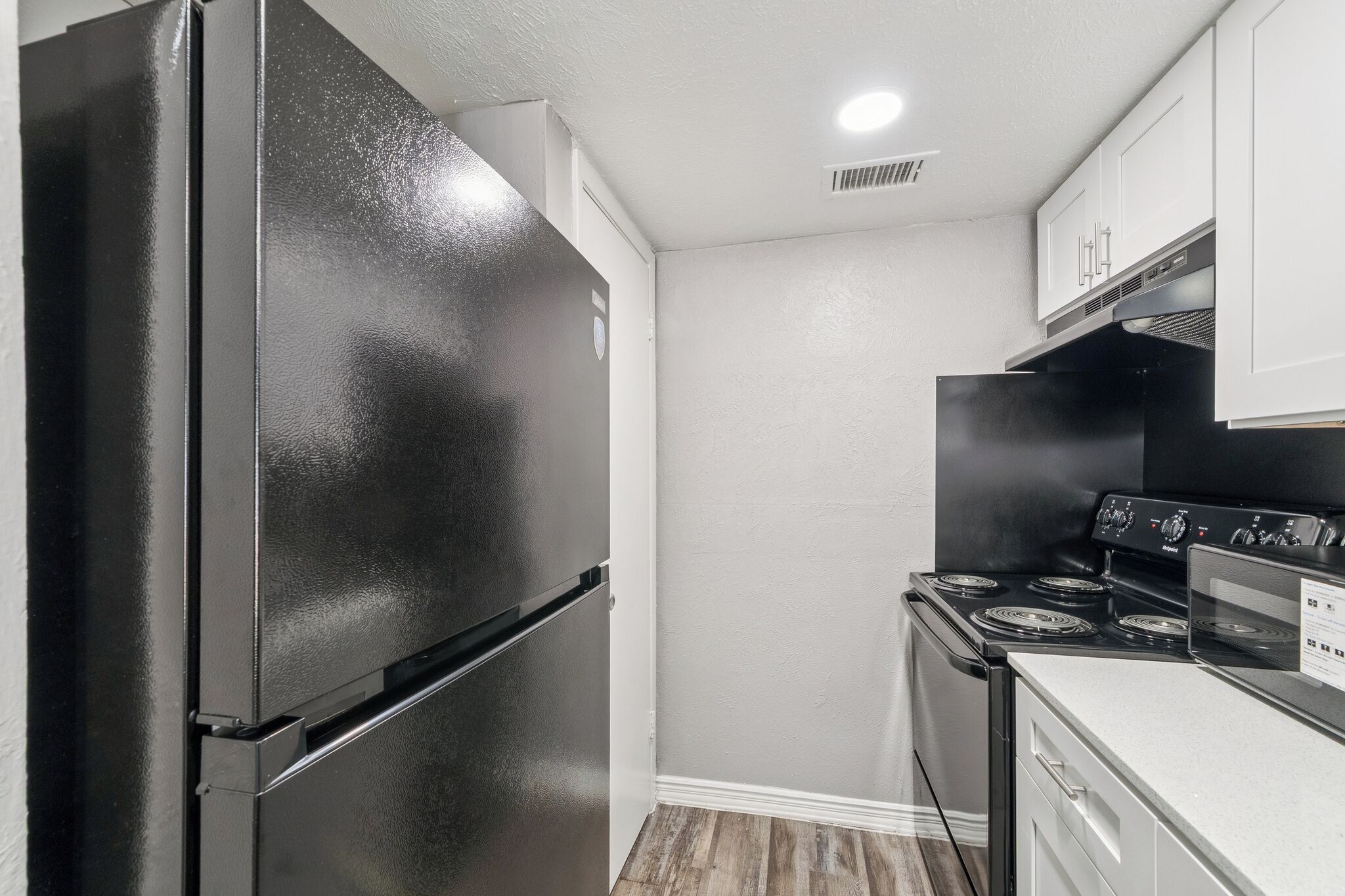 Een koelkast, een magnetron, een oven, een kookplaat