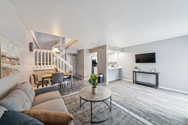 Televisión y oficina 