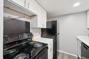 Jääkaappi, mikroaaltouuni, uuni, liesi