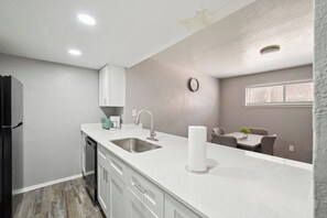 Jääkaappi, mikroaaltouuni, uuni, liesi