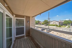 Terrace/patio - Family-Friendly Furnished Rental (Dallas)