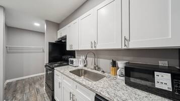 Een koelkast, een magnetron, een oven, een kookplaat