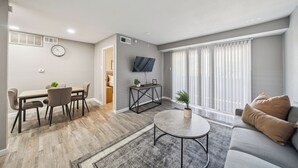 Living area - Family-Friendly Furnished Rental (Dallas)