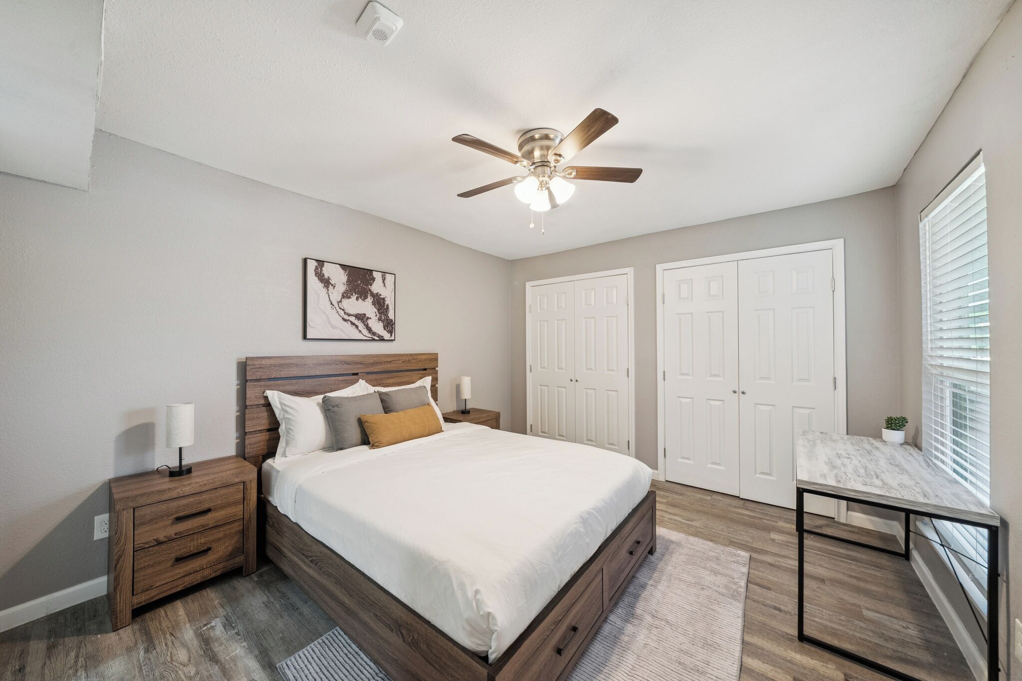 Skrivbord, strykjärn/strykbräda, resesäng och gratis wi-fi