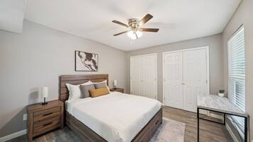 Een bureau, een strijkplank/strijkijzer, reisbedje, gratis wifi