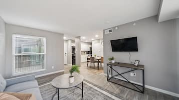 Een televisie en een kantoor