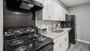 Private kitchen - Family-Friendly Furnished Rental (Dallas)