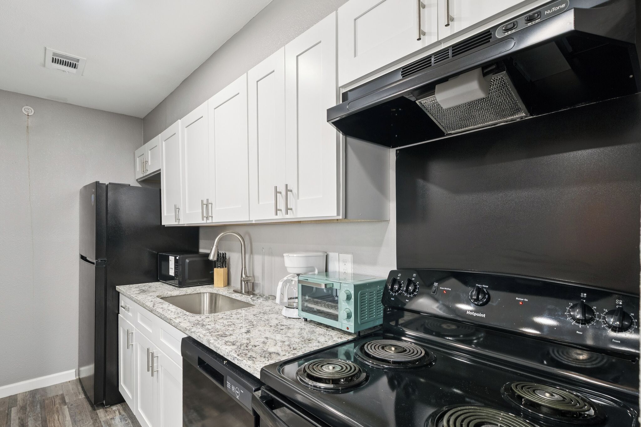 Een koelkast, een magnetron, een oven, een kookplaat