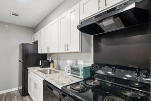 Kjøleskap, mikrobølgeovn, ovn og kokeplater