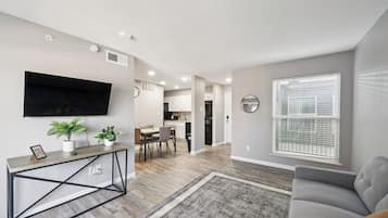 Een televisie en een kantoor