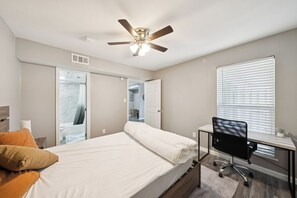 1 soverom, skrivebord, strykejern/-brett og reiseseng for barn