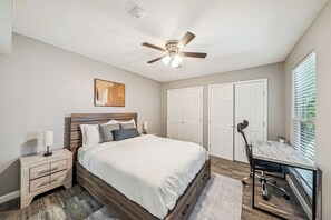 1 soverom, skrivebord, strykejern/-brett og reiseseng for barn