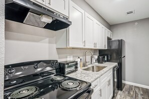 Kjøleskap, mikrobølgeovn, ovn og kokeplater