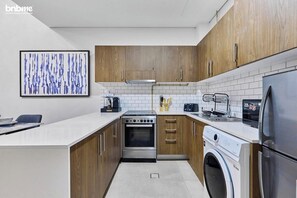 Kühlschrank, Mikrowelle, Herdplatte, Wasserkocher mit Kaffee-/Teezubehör