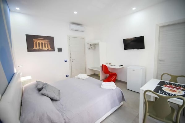 Desk, laptop workspace, iron/ironing board, free WiFi