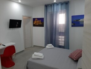 Desk, laptop workspace, iron/ironing board, free WiFi
