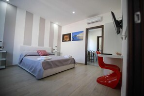 Desk, laptop workspace, iron/ironing board, free WiFi