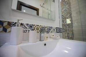 Shower, free toiletries, hair dryer, towels - Residenza Cicerone (Agrigento)