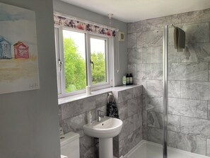 Douche, sèche-cheveux, serviettes fournies, savon