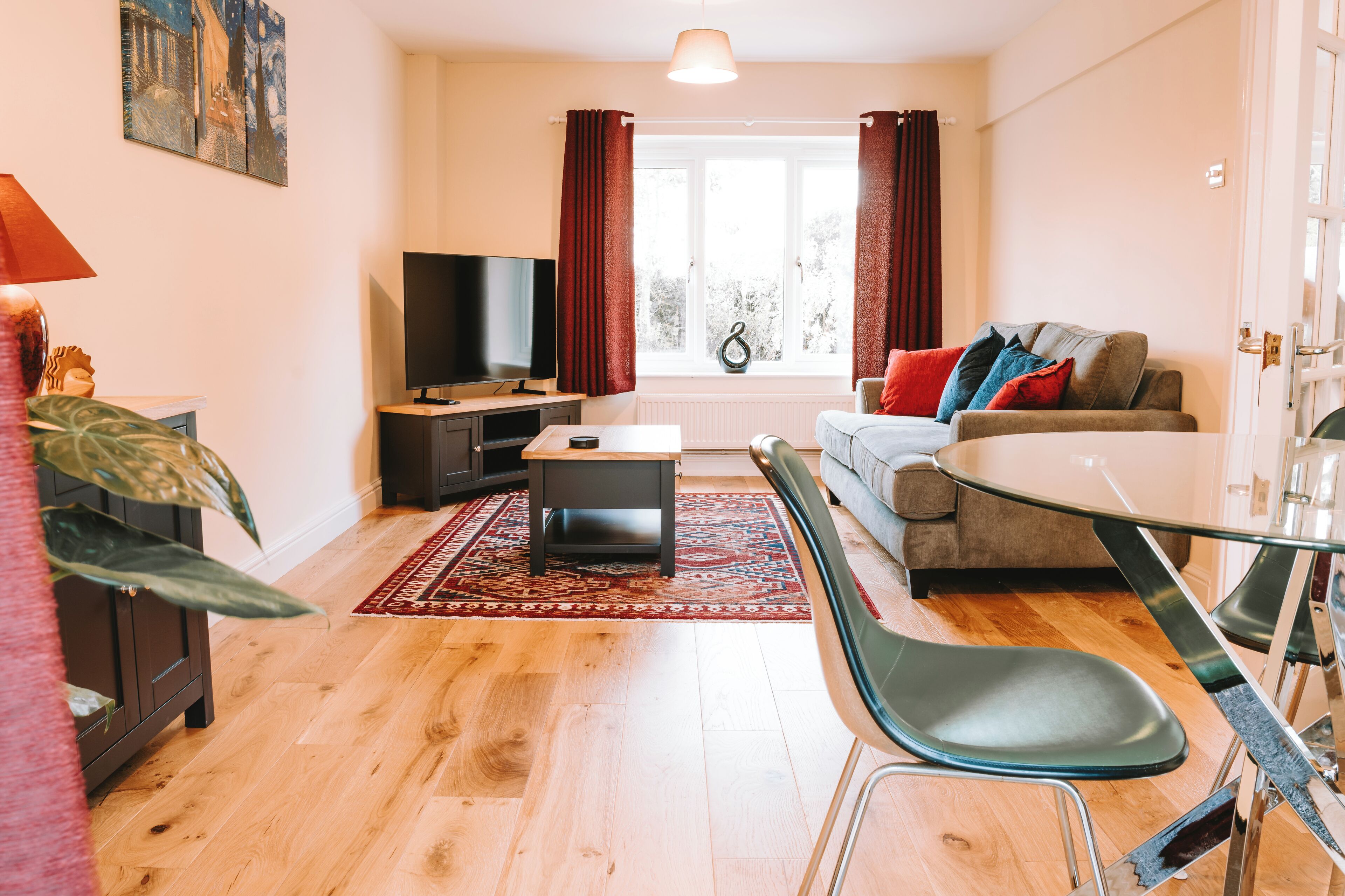 Een smart-tv en boeken