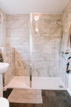 Douche, sèche-cheveux, serviettes fournies, savon