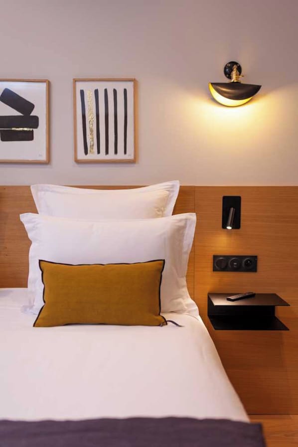 1 habitación, espacio para trabajar con laptop y ropa de cama