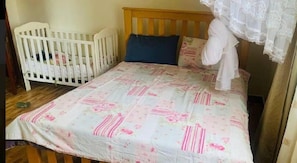 2 chambres, fer et planche à repasser, Wi-Fi, draps fournis