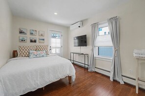 5 habitaciones, escritorio y tabla de planchar con plancha 