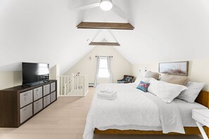 5 slaapkamers, een bureau, een strijkplank/strijkijzer, reisbedje