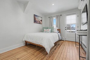 5 Schlafzimmer, Schreibtisch, Bügeleisen/Bügelbrett, Reisekinderbett