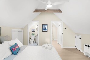 5 chambres, bureau, fer et planche à repasser, lit parapluie