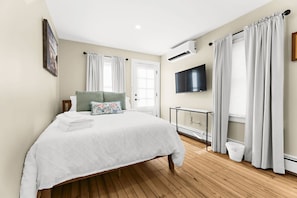 5 habitaciones, escritorio y tabla de planchar con plancha