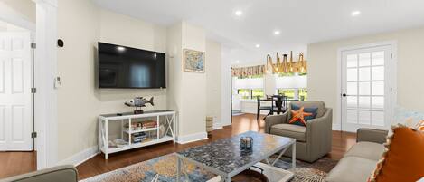 Smart-tv, boeken, een muziekbibliotheek en een stereo