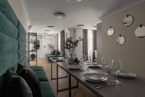 Suite, uitzicht op de stad | Individueel gedecoreerd, een strijkplank/strijkijzer, gratis wifi