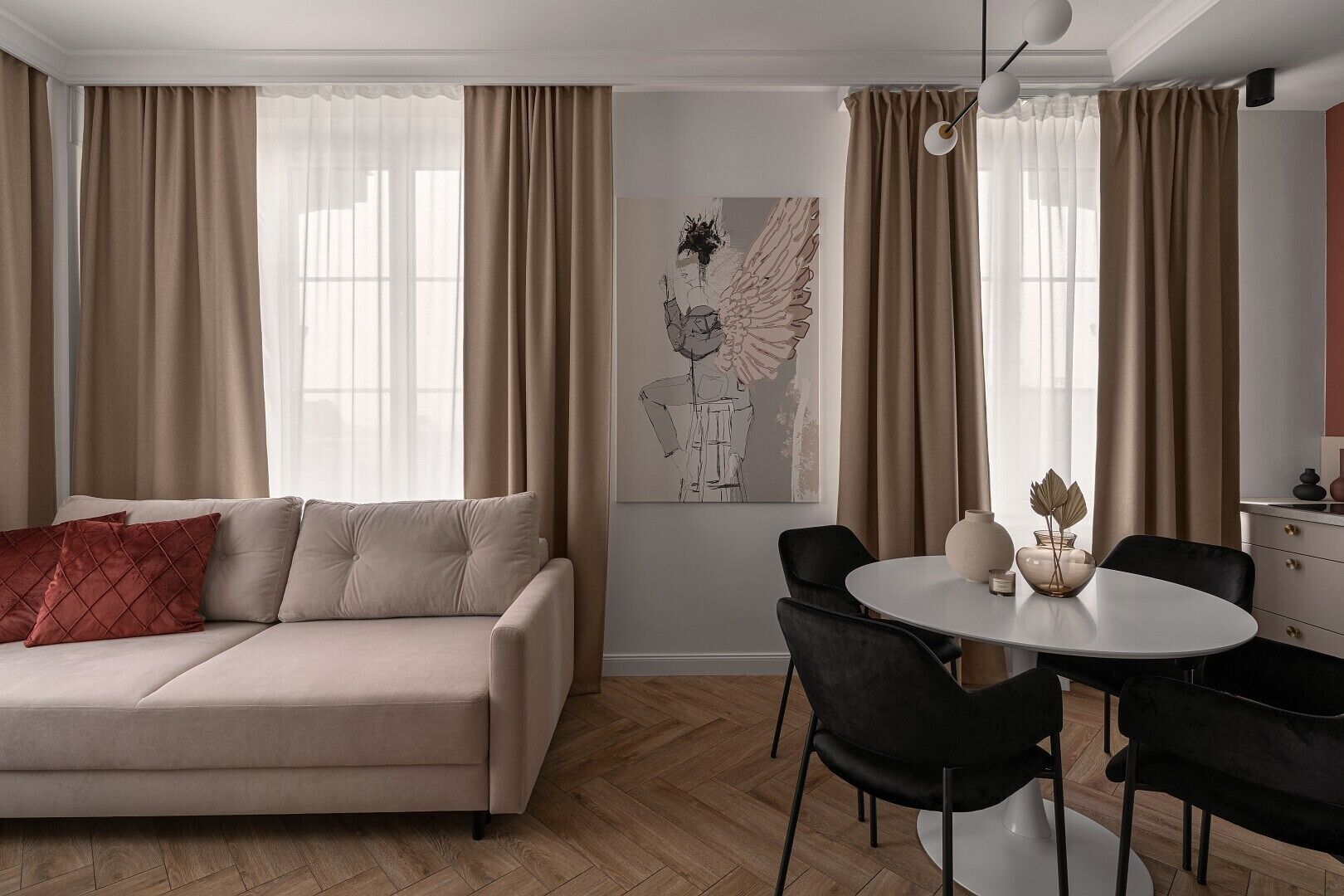 Una sala de estar moderna con un sofá, una mesa de comedor con sillas y un cuadro en la pared.