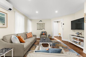 Smart TV, books, stereo - Whaler’s Rest, Historic Flat Near Harbor, Beach & Mystic (Stonington)