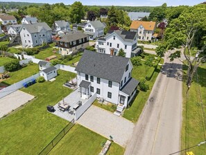 Un barrio residencial con casas, una entrada de vehículos y un césped.