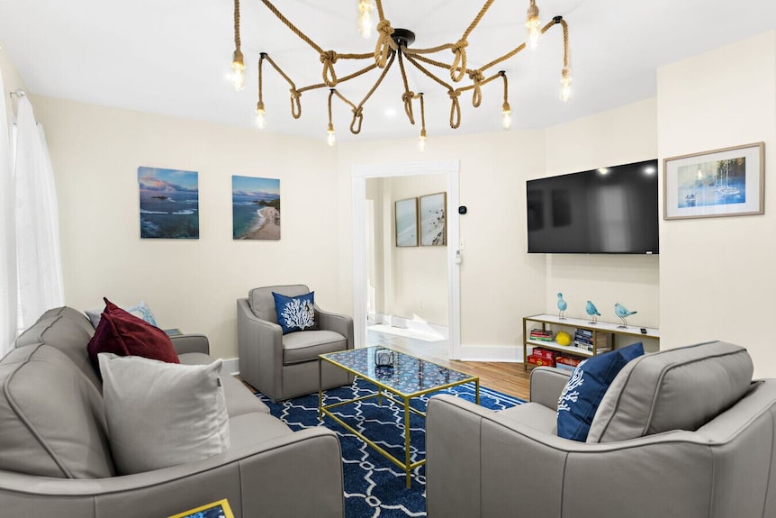 Historic Home For 7: Walk To Beach, Pets & Family - Stonington, CT