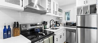 The Seafarer’s Stay, 3BR Historic Flat Walk to Stonington Borough & Harbor