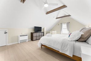 3 bedrooms, desk, iron/ironing board, travel cot