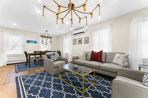 Smart-TV, bøker, stereoanlegg og kontorer