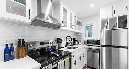 Seafarer’s Stay – Nautically Themed 3BR Historic Flat in Stonington Borough
