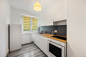 Kühlschrank, Ofen, Herdplatte, Wasserkocher