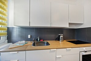 Een koelkast, een oven, een kookplaat, een waterkoker